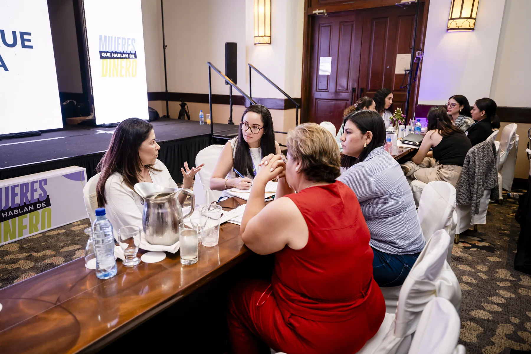Mujeres reunidas en un círculo durante el lanzamiento en Managua
