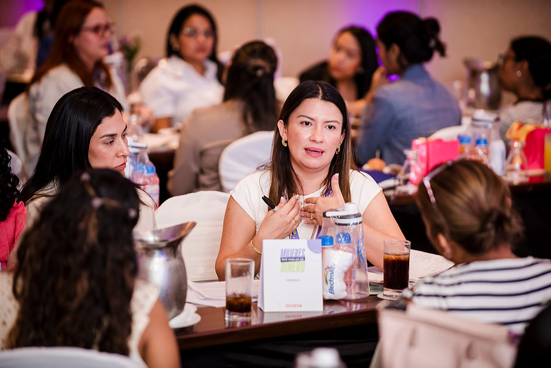 Mujeres conversando alrededor de una mesa durante el lanzamiento de MQHD en Managua