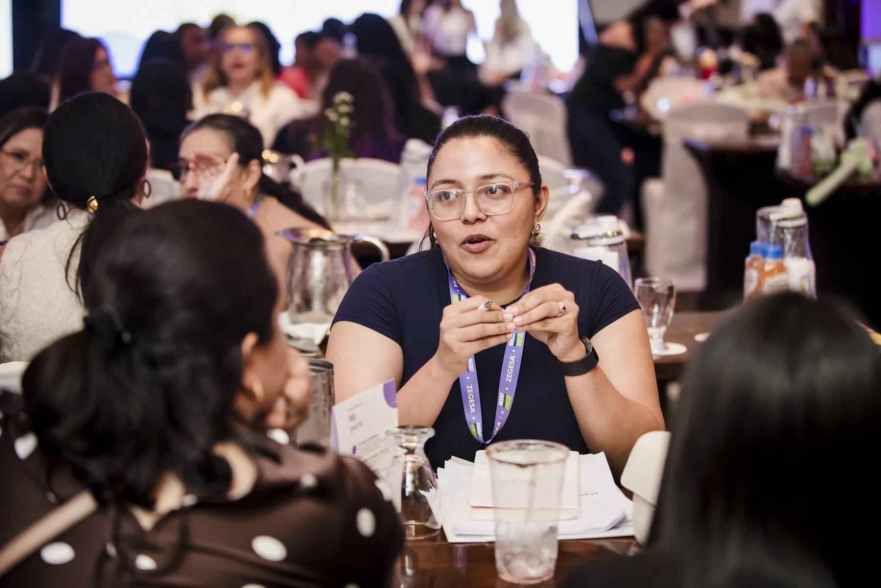 Una mujer comparte mientras su grupo escucha durante el lanzamiento en Managua