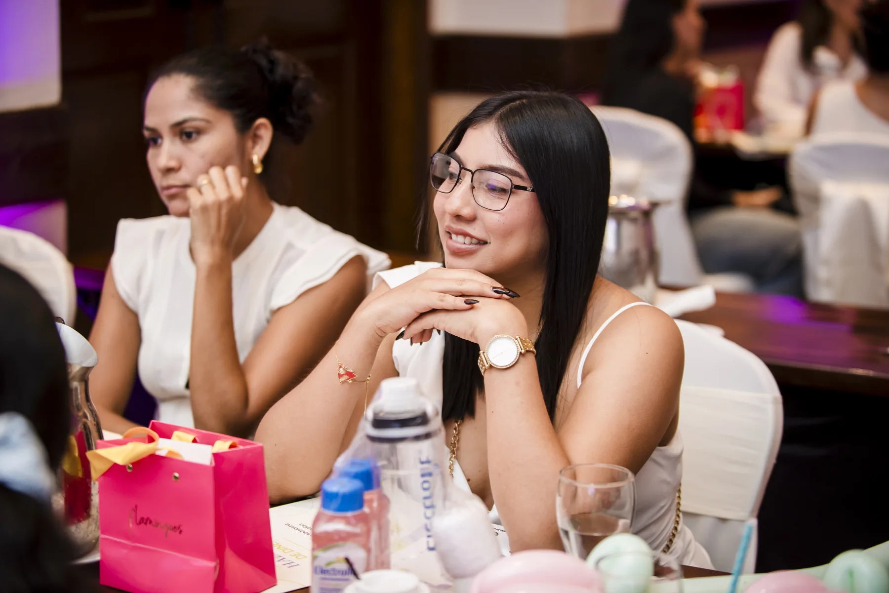 Dos mujeres escuchan durante una conversación del lanzamiento en Managua