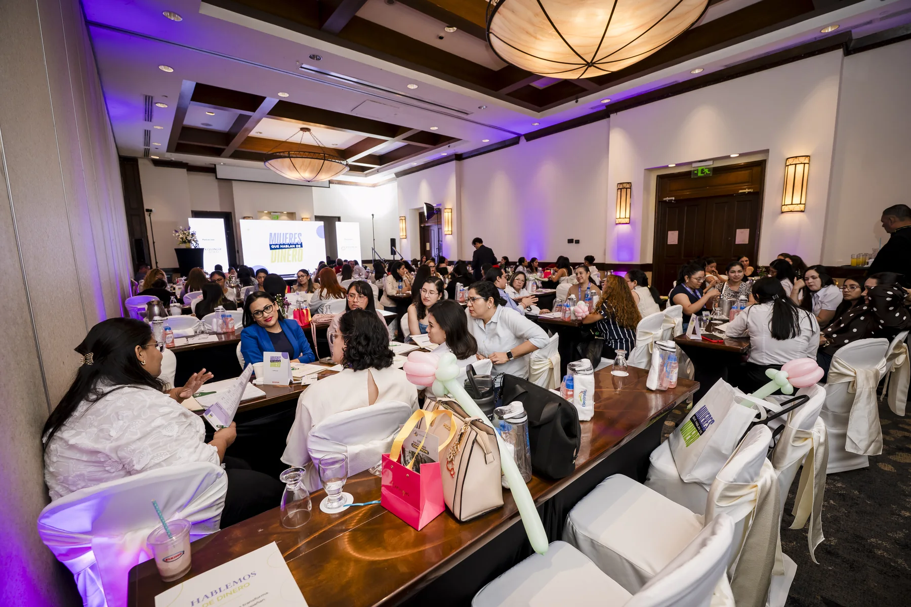 Vista amplia del lanzamiento de Mujeres que Hablan de Dinero en Managua